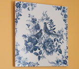 Décoration murale de style vintage sur carreaux de céramique. Peinture avec 2 oiseaux et fleurs aux couleurs bleues. - Art mural. Motif de style rétro aux couleurs bleues.