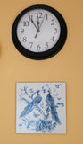 Décoration murale de style vintage sur carreaux de céramique. Peinture avec 2 paons aux couleurs bleues. -Art mural en céramique. Motif de style rétro aux couleurs bleues.